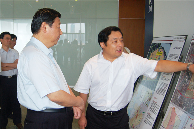 時任上海市委書記習近平在普陀區相關領導陪同下，參觀了北岸?長風項目F、M樓，了解長風生態商務區的有關規劃和建設進展情況。